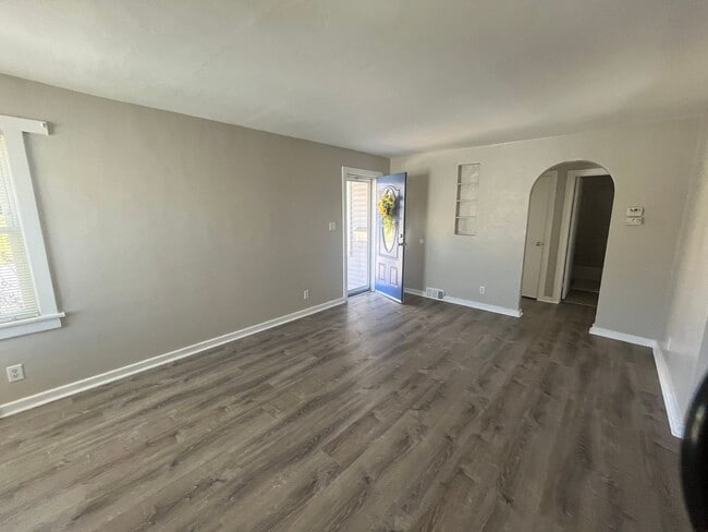 Building Photo - 3 Bedroom in Alton