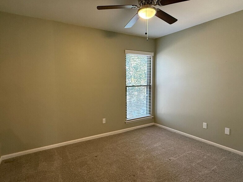 Building Photo - 82 Summer E