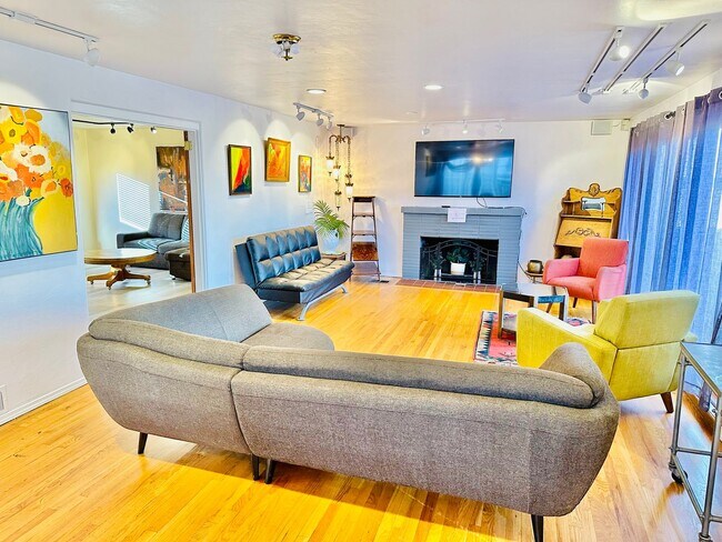 Building Photo - Large Midtown home in the center of it all