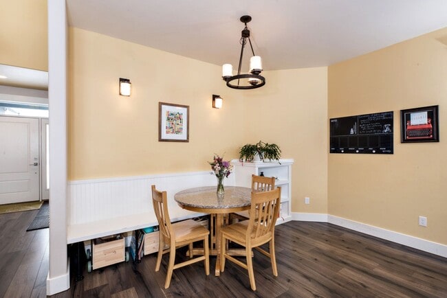 Building Photo - 3 Bedroom 2 Bathroom Ranch Style Home in I...