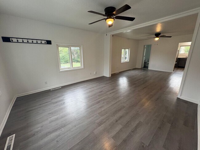 Building Photo - Stunning 5 Bedroom Home