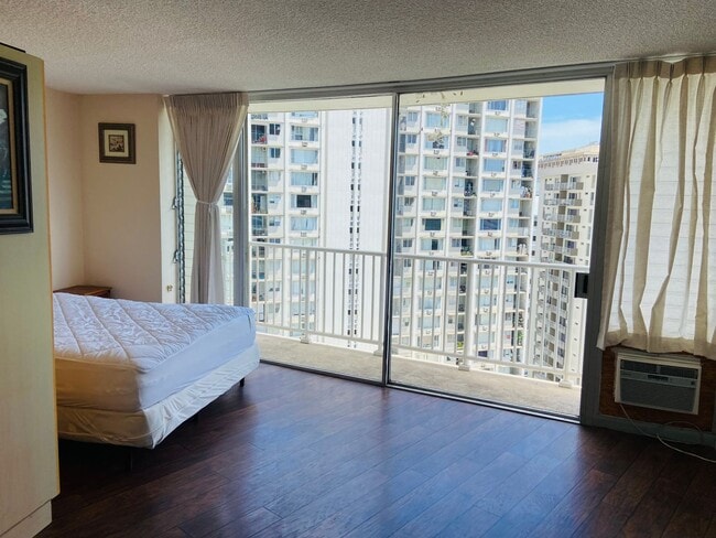 Building Photo - 750 Amana St