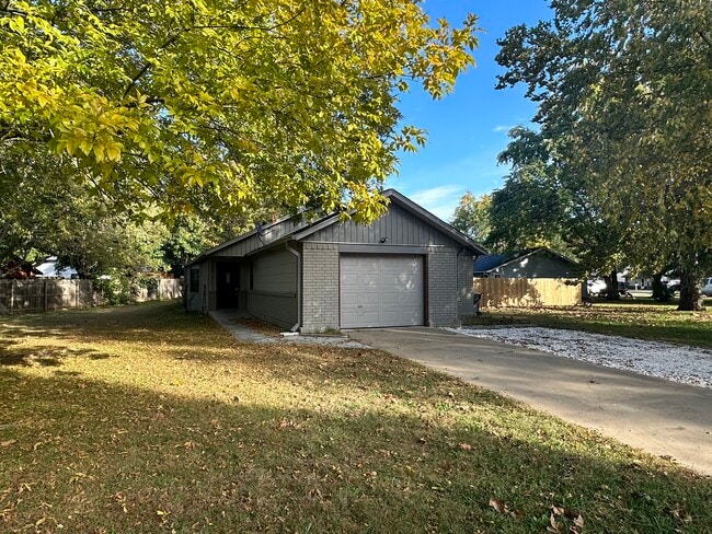 1 car garage - additional parking - 921 Century Dr