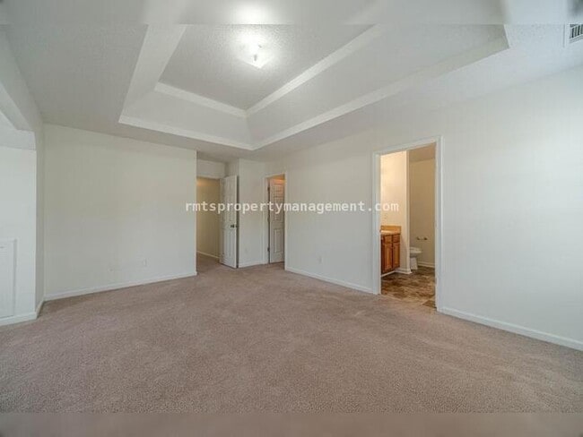 Building Photo - Spacious 4 bedroom 2.5 bath