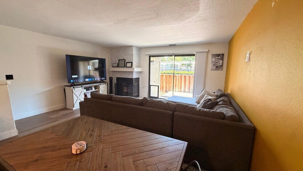 Building Photo - 3092 Peppermill Cir