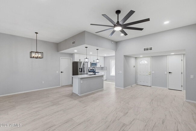 Building Photo - 16817 N Meadow Park Dr