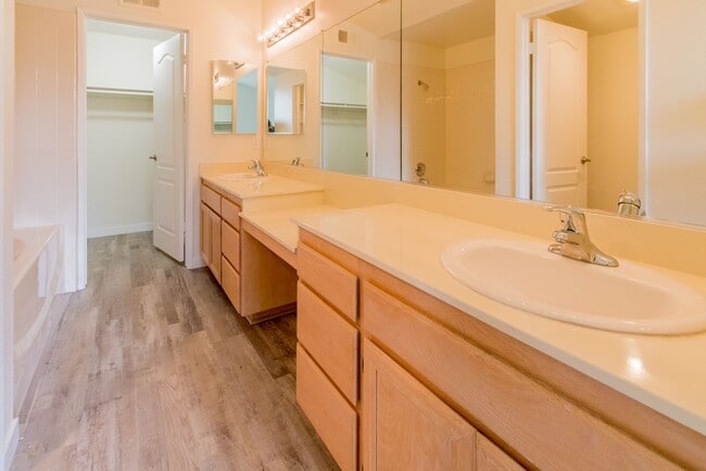 Building Photo - Beautiful 2 Bed, 2.5 Bath Two-Story Townhome in Belsera