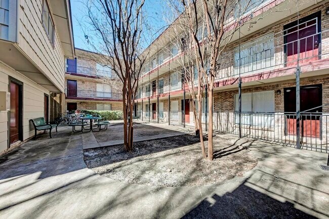 Building Photo - 2207 Leon St