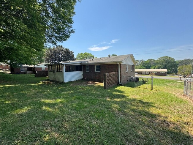 Building Photo - Nice 3/2 House in Lindale- $1,495