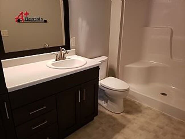 Building Photo - Three bedroom two bathroom Twin home w/ triple garage