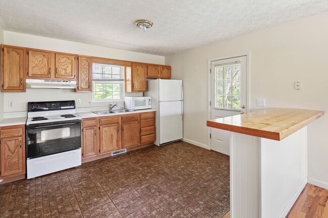 Building Photo - Black Mountain Duplex