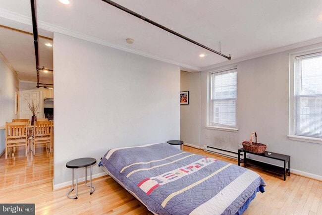 Building Photo - 811 S Broadway