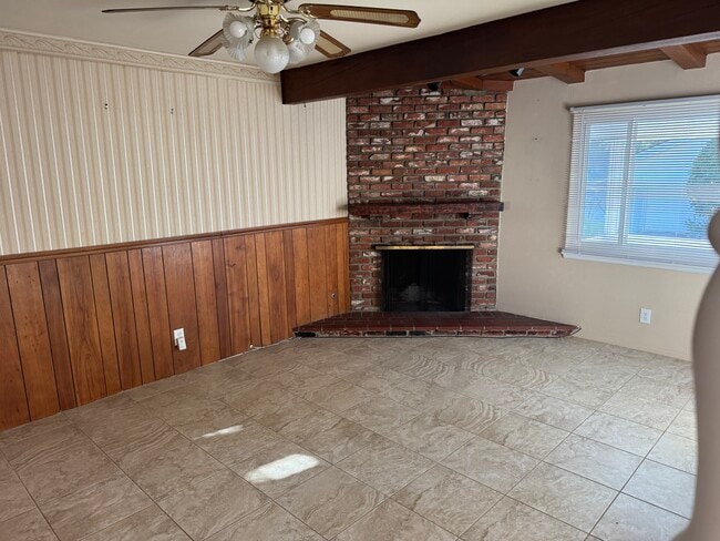 Building Photo - 15856 Lawnhill Dr