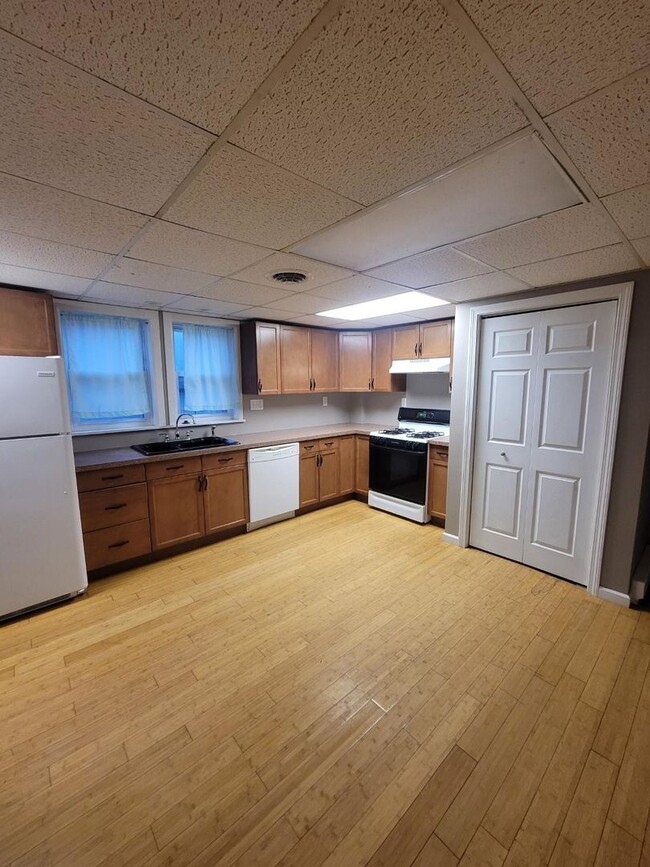 Building Photo - 3 bedroom 1.5 Bath Now Available - William...