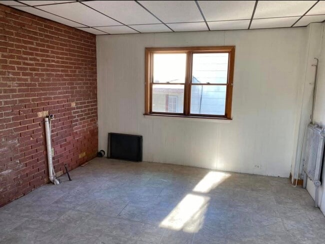 Building Photo - 220 S Valley Ave