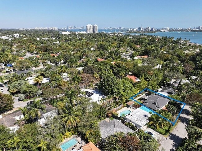 Building Photo - 811 NE 70th St