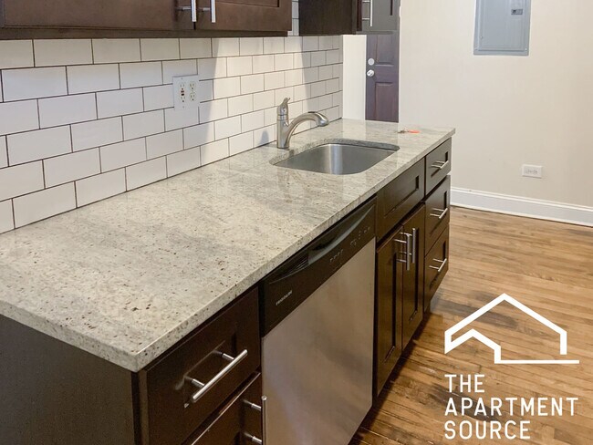 Building Photo - 857 W Cornelia Ave