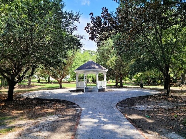 Building Photo - 869 Nursery Rdg Dr