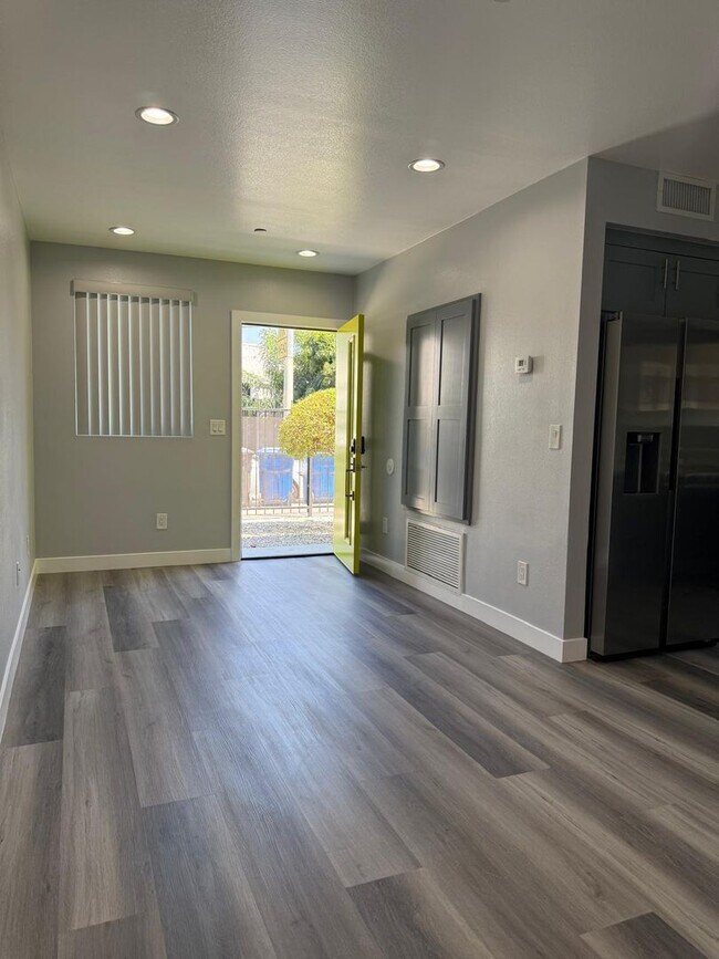 Building Photo - 1348-1348 E Vernon Ave