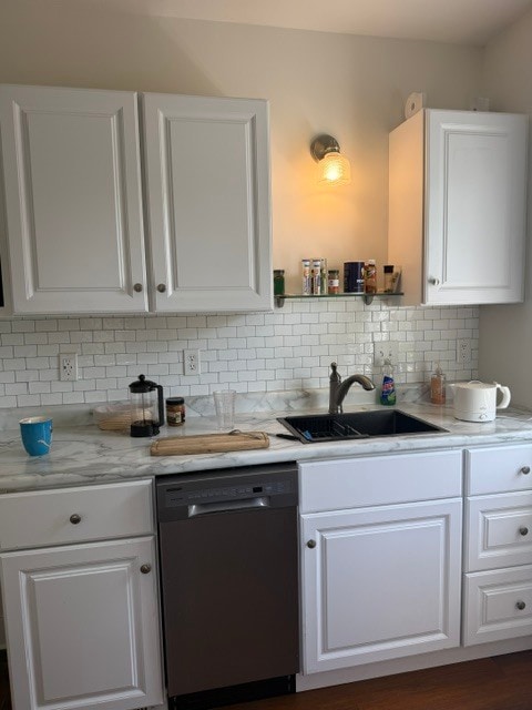 Kitchen with dishwasher - 2701 E Saginaw St