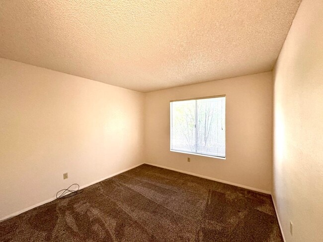 Building Photo - Eastside Townhome
