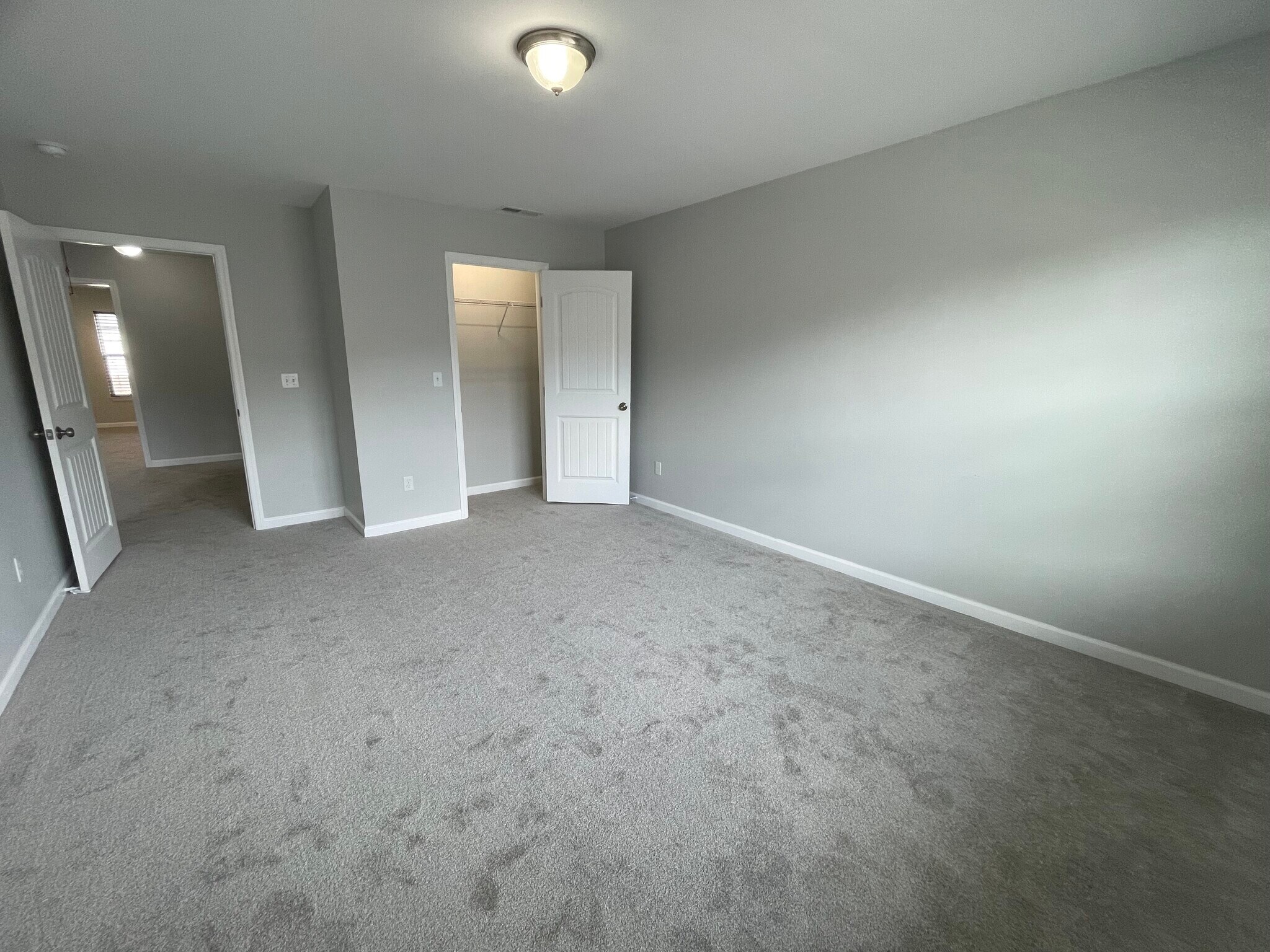 Building Photo - 1605 Villa Cir