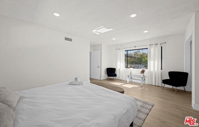 Building Photo - 2617 S Beverly Dr