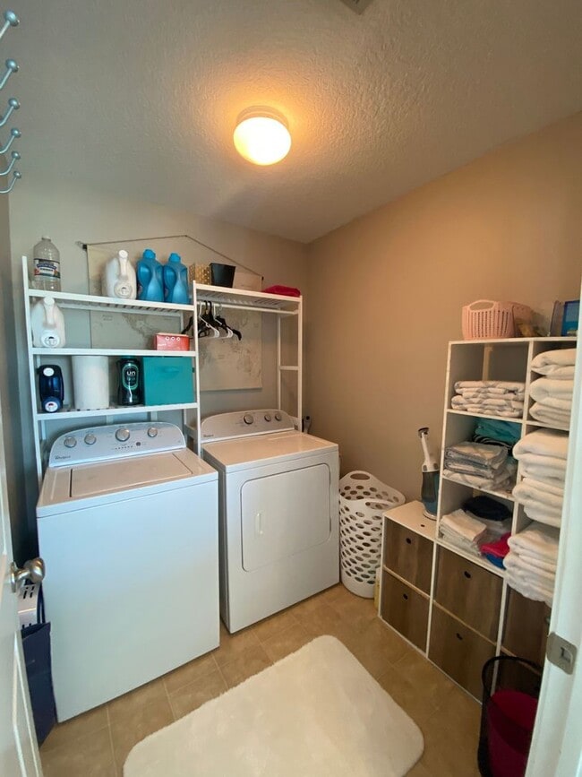 Building Photo - Beautifully Maintained Home in Prime Savannah Location