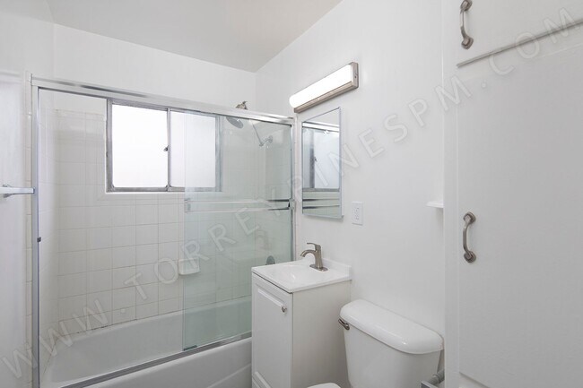 Building Photo - 2 WEEKS FREE ~ 2 BR in Pacific Beach with Parking!