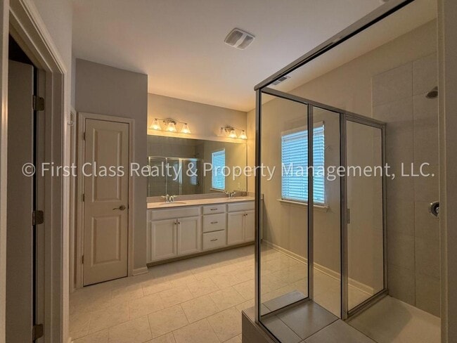 Building Photo - 565 Park View Drive