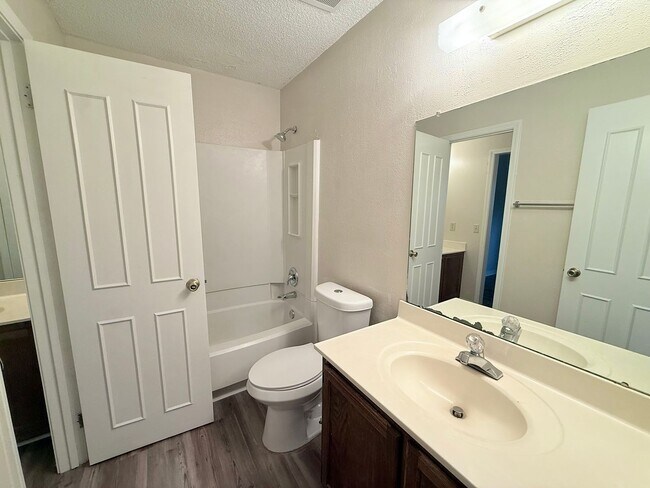 Building Photo - Spacious 2-Bedroom Townhome