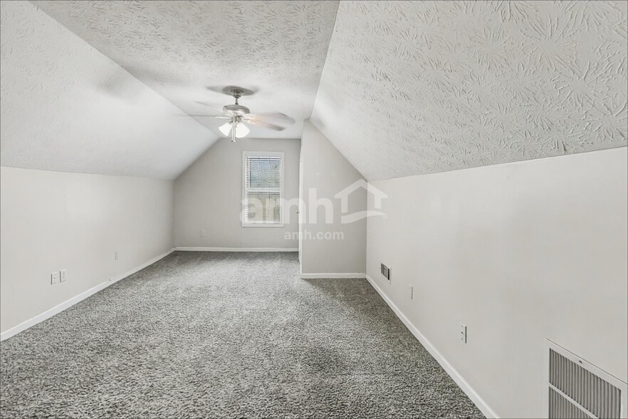 Building Photo - 840 James Ridge Dr