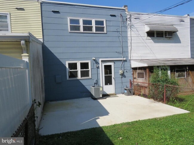 Building Photo - 3207 Fairdale Rd