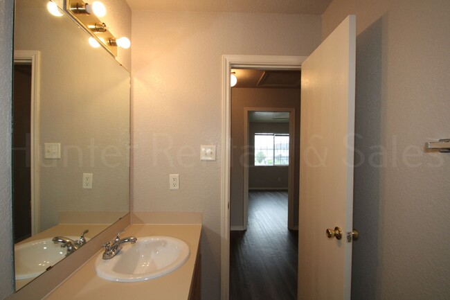 Building Photo - Amazing Three-Bedroom Townhome!