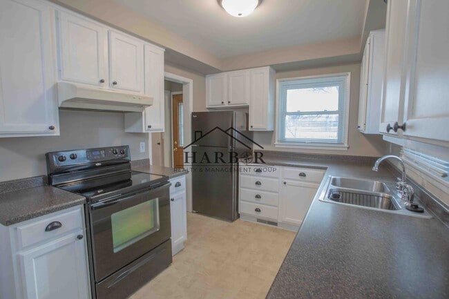 Primary Photo - Single Family Home in SW Rochester with Fu...