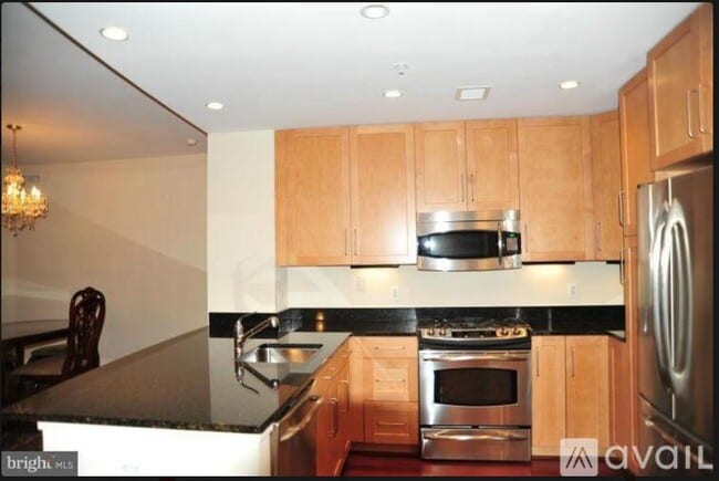 Building Photo - 8220 Crestwood Heights Dr