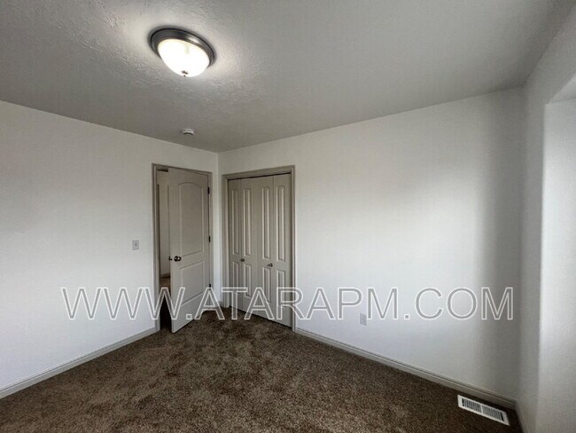 Building Photo - 574 Northlake Dr