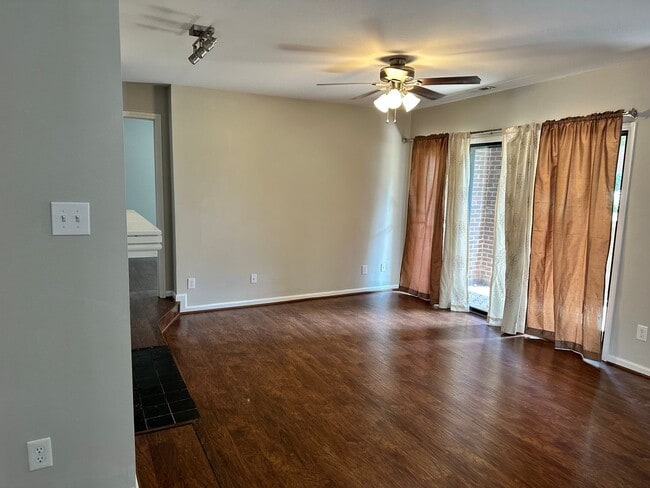 Building Photo - Adorable 2 Bedroom Condo!