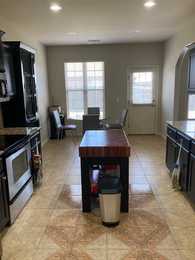 Building Photo - 2610 N Brush Creek Dr