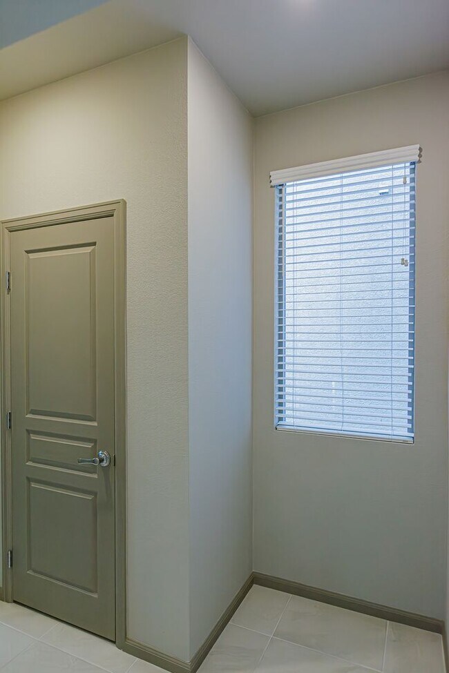 Building Photo - Rooftop Balcony