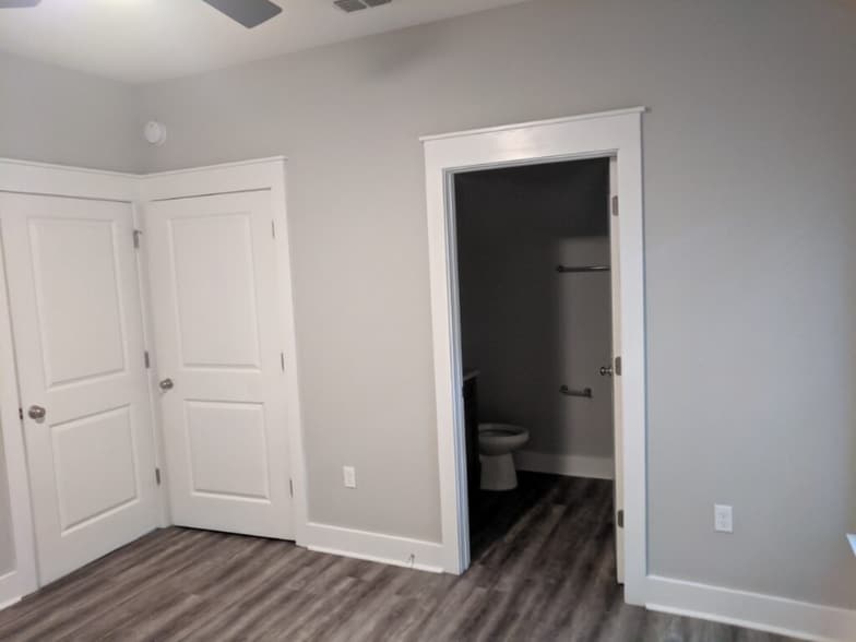 Building Photo - 1657 Mayhew St