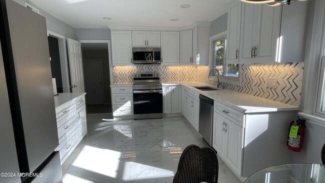 Building Photo - 2 Karen Ct