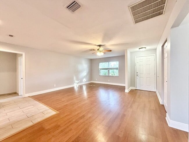 Building Photo - 6475 Cedarbrook Dr