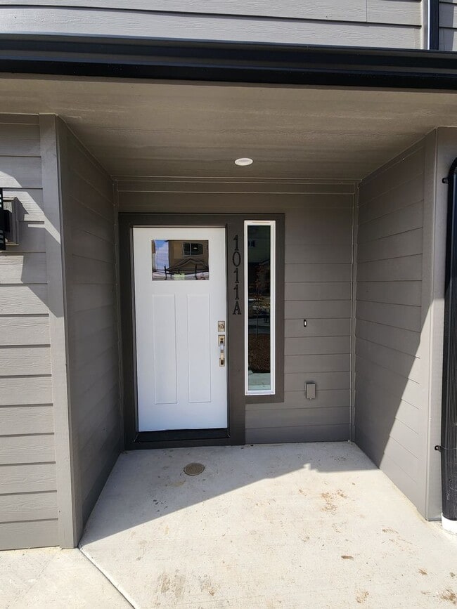 Building Photo - 1011 Peach Rd