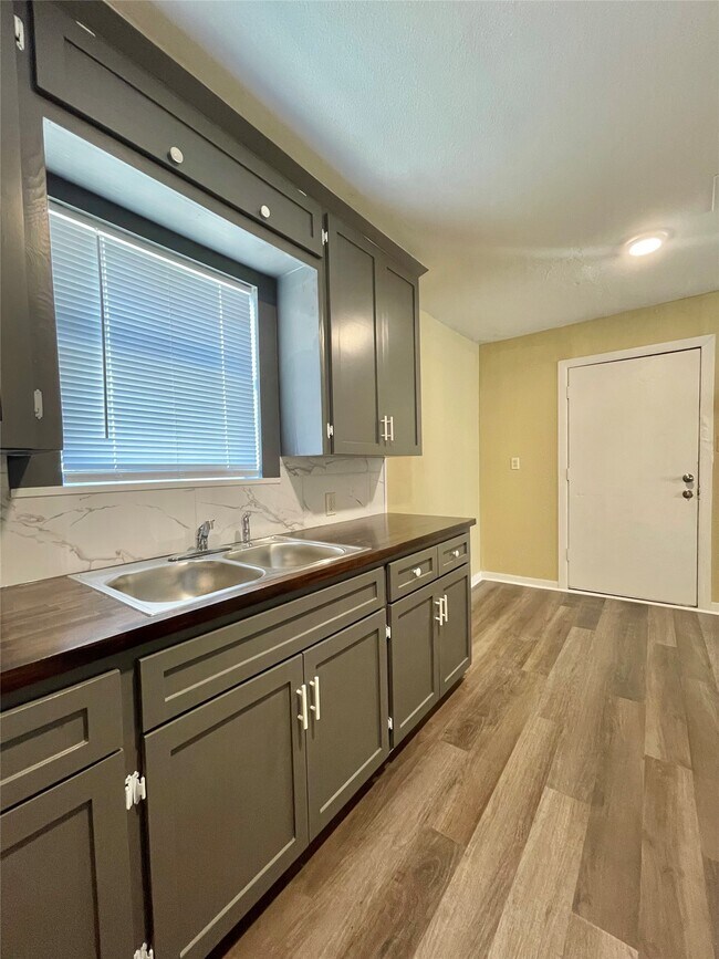 Building Photo - 611 N Avenue D