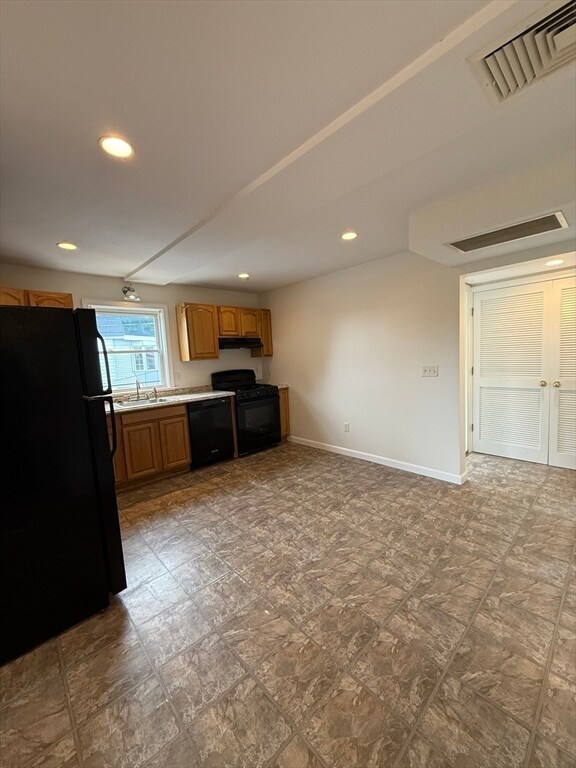 Building Photo - 229 Rollstone St