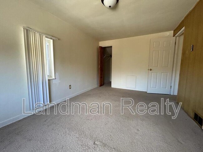 Building Photo - 464 Elias Dr