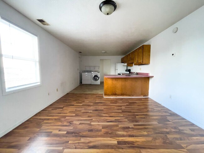 Building Photo - 114 E 8th St