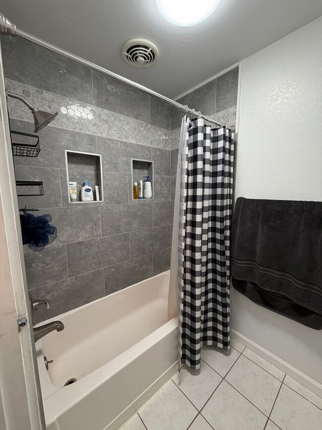 Building Photo - 2-Bedroom Condo in Central Waipahu Available February 2026