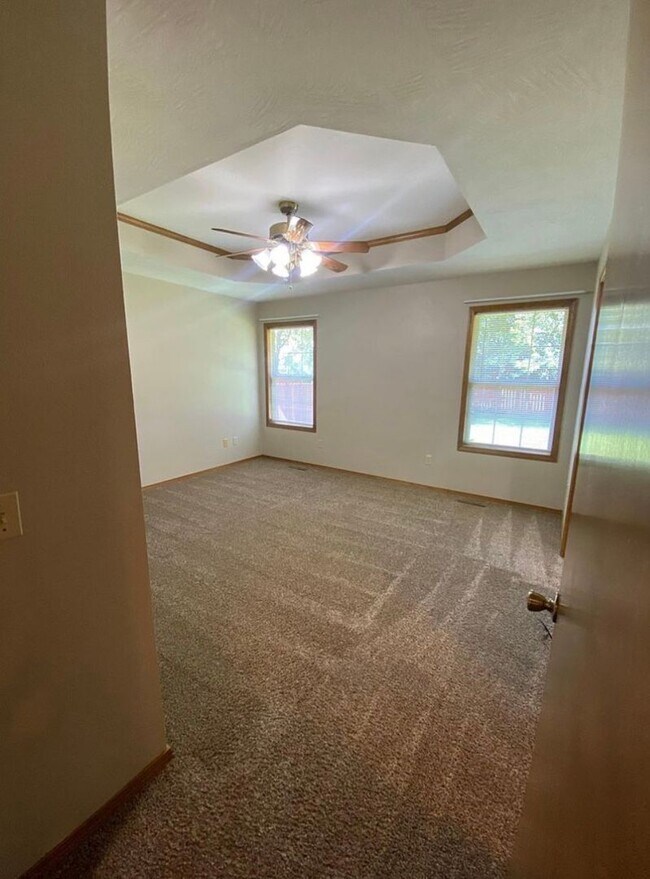 Building Photo - 984 Bates Dr